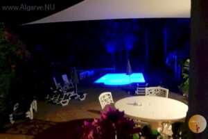 Villa-mit-erleuchtetem-Pool