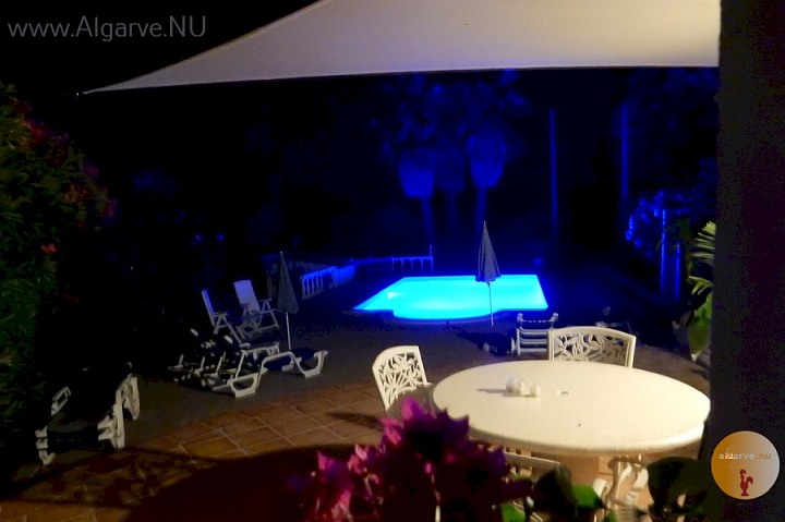 Villa-mit-erleuchtetem-Pool