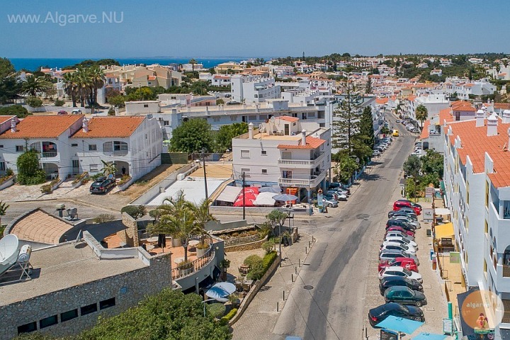 Zum Strand via Estr. do Farol